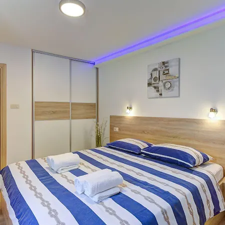 Traumhafte Nur 300 Meter Zum Mit Beheiztem Pool, Whirlpool, Kicker, Grill Casa vacanze Novi Vinodolski