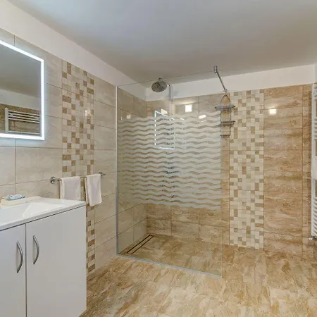 Ferienhaus Traumhafte Nur 300 Meter Zum Mit Beheiztem Pool, Whirlpool, Kicker, Grill Novi Vinodolski