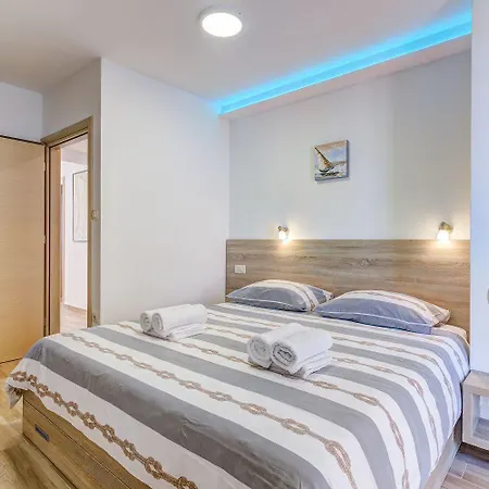 Traumhafte Nur 300 Meter Zum Mit Beheiztem Pool, Whirlpool, Kicker, Grill Ferienhaus Novi Vinodolski