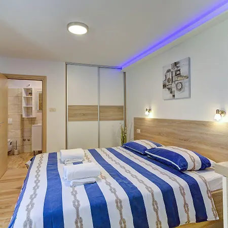 Traumhafte Nur 300 Meter Zum Mit Beheiztem Pool, Whirlpool, Kicker, Grill Ferienhaus Novi Vinodolski