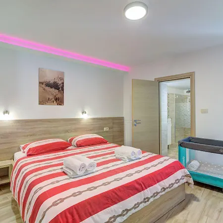 Traumhafte Nur 300 Meter Zum Mit Beheiztem Pool, Whirlpool, Kicker, Grill * Нови-Винодолски