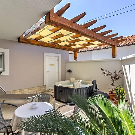 Traumhafte Nur 300 Meter Zum Mit Beheiztem Pool, Whirlpool, Kicker, Grill * Novi Vinodolski