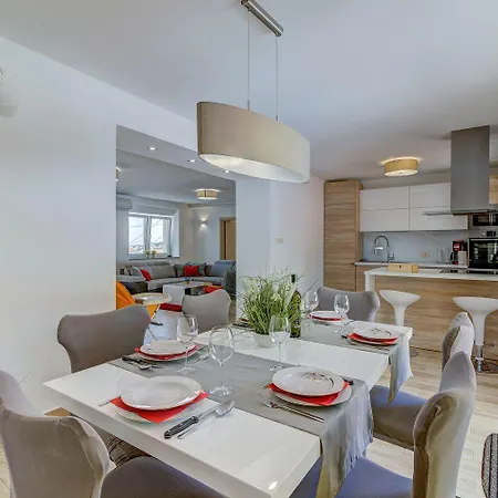 Traumhafte Nur 300 Meter Zum Mit Beheiztem Pool, Whirlpool, Kicker, Grill Novi Vinodolski