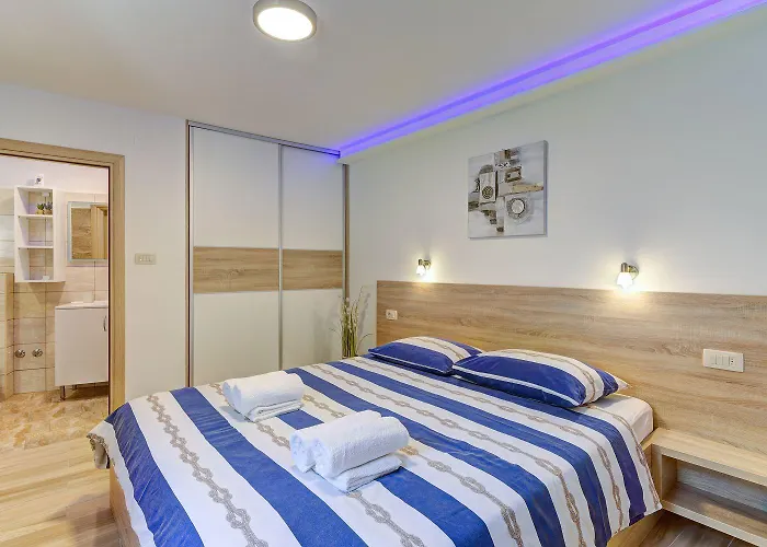 Traumhafte Nur 300 Meter Zum Mit Beheiztem Pool, Whirlpool, Kicker, Grill Vikendica Novi Vinodolski