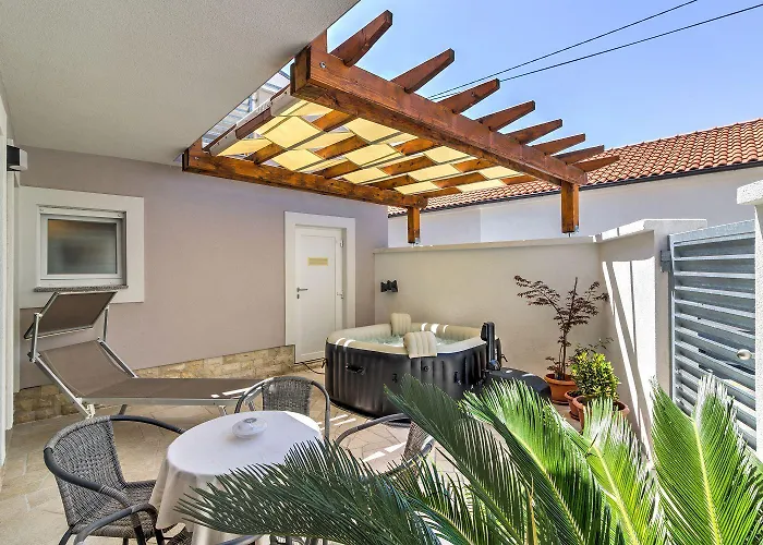 Traumhafte Nur 300 Meter Zum Mit Beheiztem Pool, Whirlpool, Kicker, Grill * Novi Vinodolski