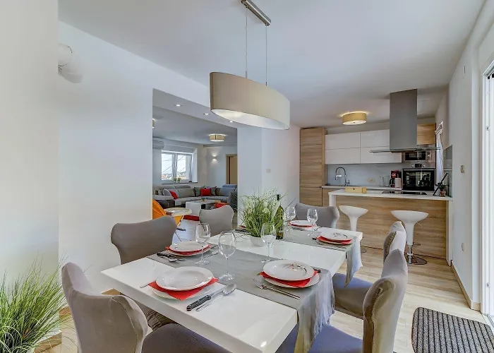 Traumhafte Nur 300 Meter Zum Mit Beheiztem Pool, Whirlpool, Kicker, Grill Novi Vinodolski