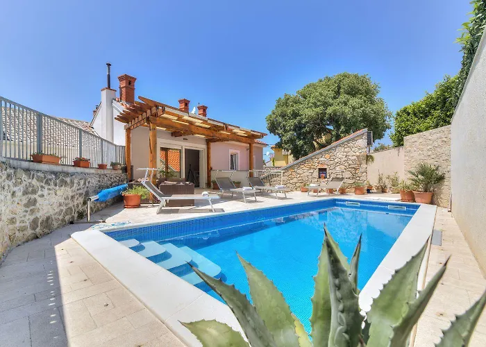 Traumhafte Nur 300 Meter Zum Mit Beheiztem Pool, Whirlpool, Kicker, Grill Novi Vinodolski